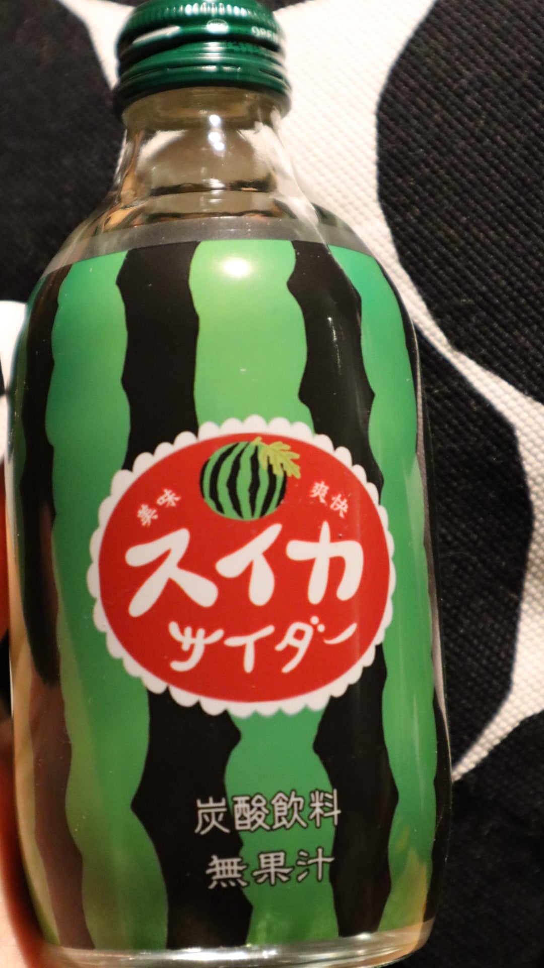 Japanska drycker med smak av vattenmelon och persiska